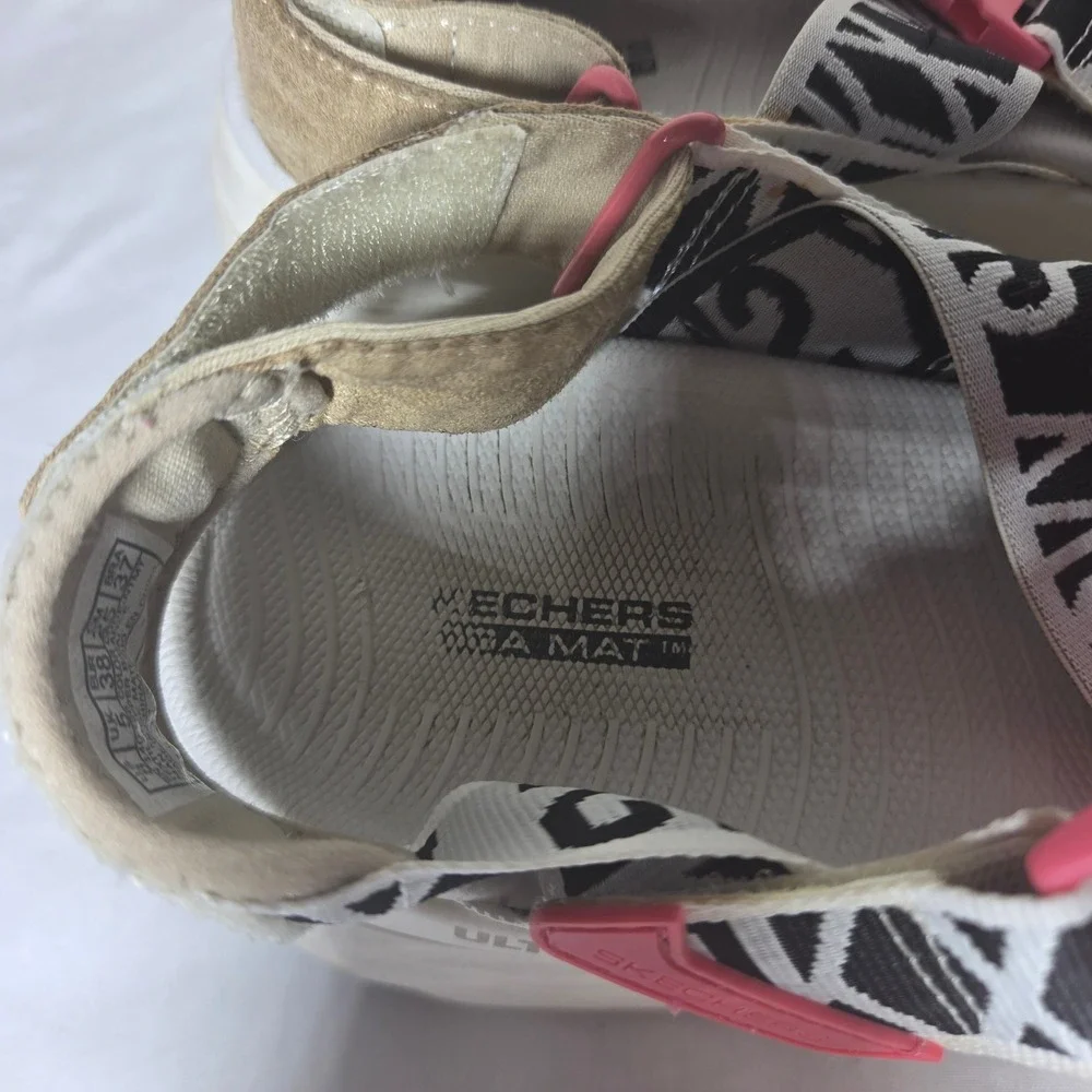 Skechers Max Cushioning Ultra Go Strappy Sandals Womens 8 White Black Pink SKX